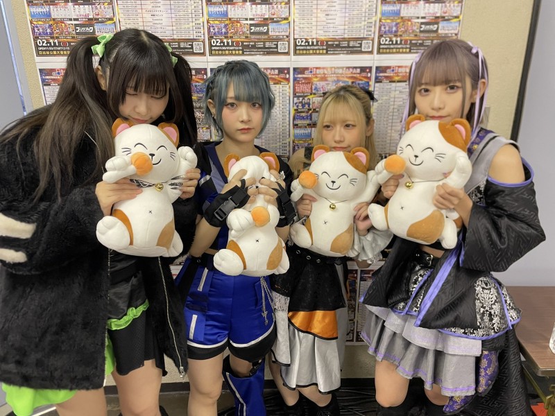 引退后转行当偶像⋯她却因为伙伴和粉丝乱来丢了工作！