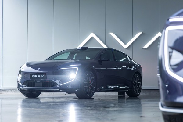 新款阿维塔12 新款阿维塔12实车首次曝光:设华为乾崑智驾Logo