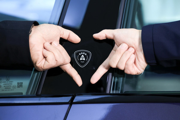 新款阿维塔12实车首次曝光:设华为乾崑智驾Logo 新款阿维塔12实车首次曝光:设华为乾崑智驾Logo