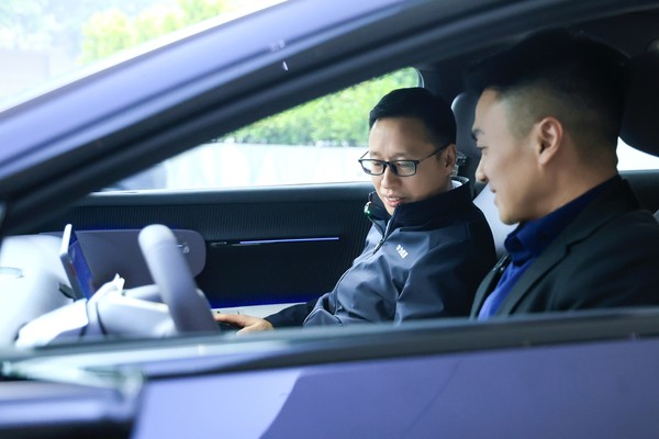 新款阿维塔12实车首次曝光:设华为乾崑智驾Logo 新款阿维塔12实车首次曝光:设华为乾崑智驾Logo