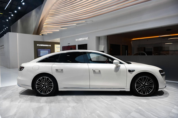 余承东公布享界新色,粉色享界S9T亮相上海AWE