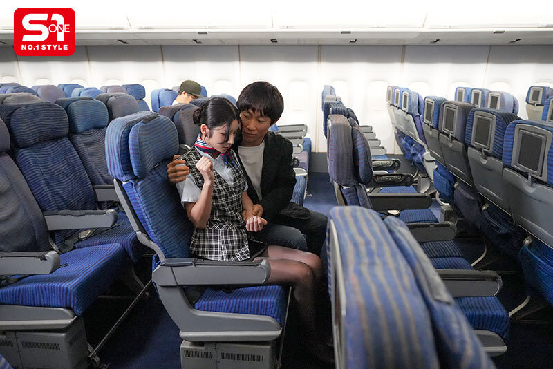 七森莉莉(SNOS-180) 讲日文也被骂！「正妹空姐」深夜航班犯错，惨被旅客索取性赔偿