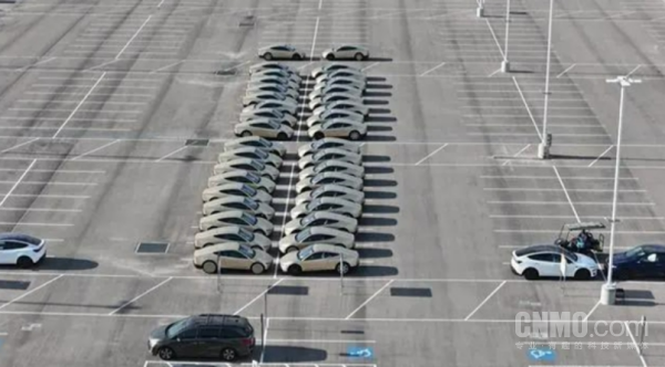 特斯拉Cybercab现身得州工厂 碰撞测试正在进行中