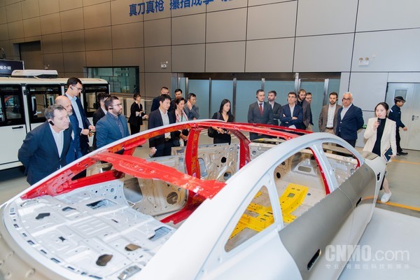 西班牙大使馆代表参观享界超级工厂 体验S9/S9T智能座舱