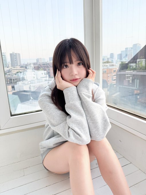 井上桃(MIDA-615) 乖巧的青梅竹马「扭捏地露内裤挑逗我」，视线紧盯…她马上欲火焚身！