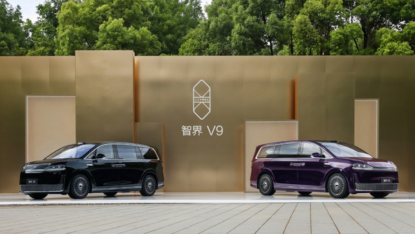 智界V9 尹同跃为科大讯飞董事长刘庆峰交付智界V9 售价最高50万